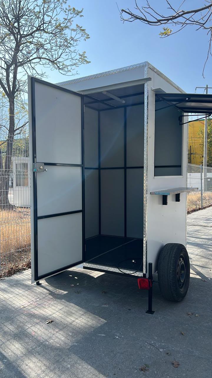 Remolque compacto plateado con puerta abierta, listo para equipar