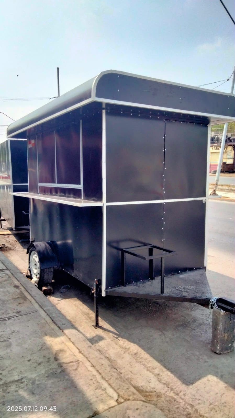 Remolque negro con aire acondicionado y doble eje